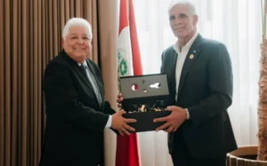 Presidente Asfura arriba a Lima para asunción de presidenta electa del Perú