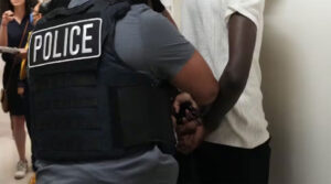 Aumentan los operativos migratorios en aeropuertos de EE. UU., según New York Times