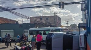 BUSERO IRRESPONSABLE, impacta ambulancia en Comayagüela