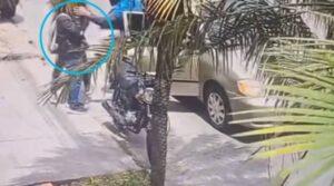 Video: Sujetos bajan de vehículo y roban celular a motociclista en residencial Las Uvas