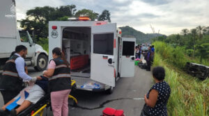 911 exige respeto a sirenas tras accidente que dejó volcada a ambulancia con paciente crítico