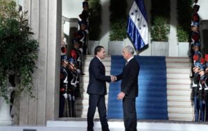 Presidente del CN participa en izada del Pabellón Nacional en Casa Presidencial