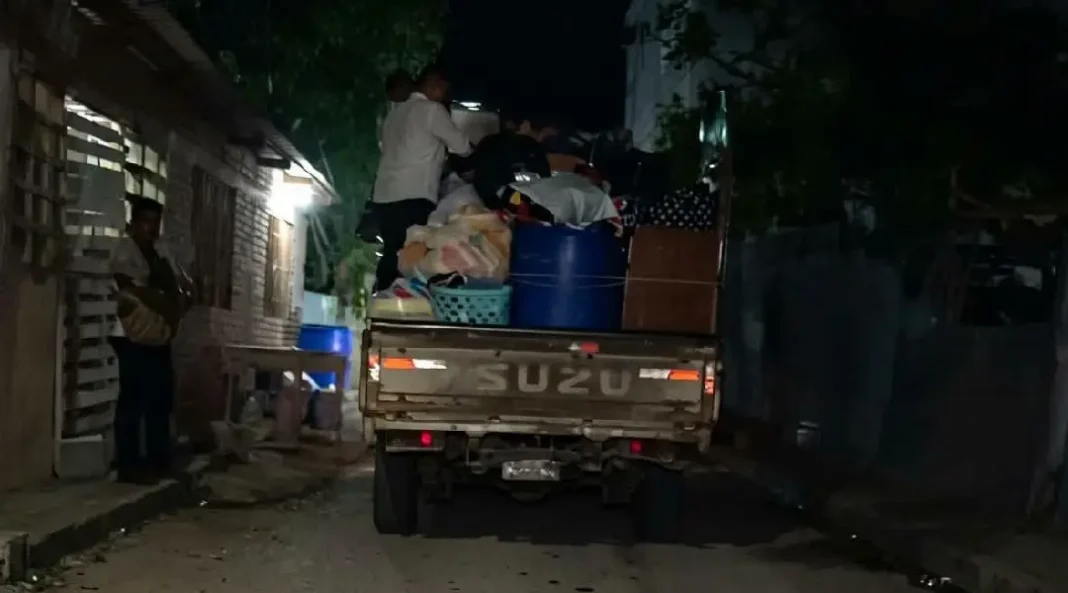 varias familias huyen de la colonia villa nueva